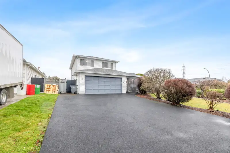 7470 123 STREET - photo 2 of 26