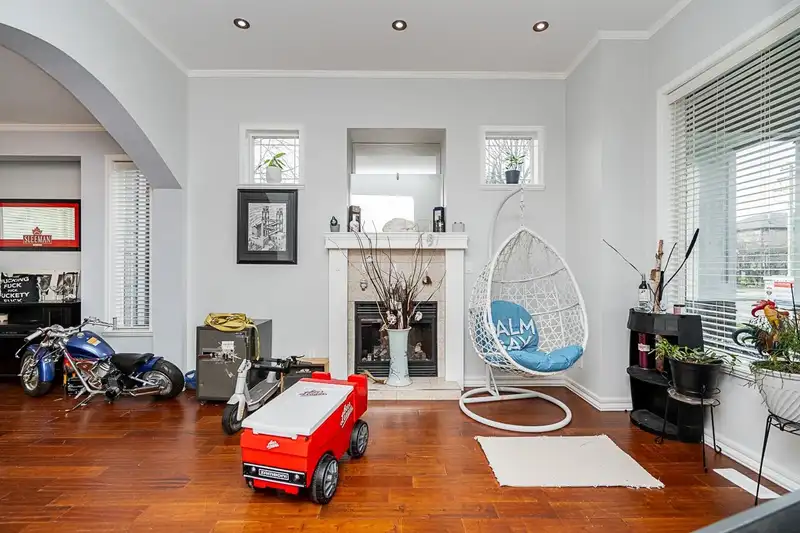 16808 61 AVENUE - photo 3 of 11