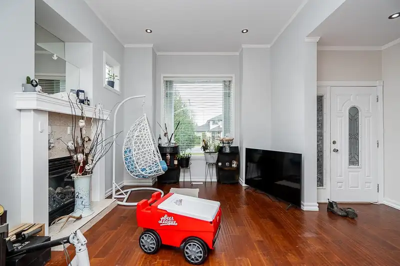 16808 61 AVENUE - photo 4 of 11