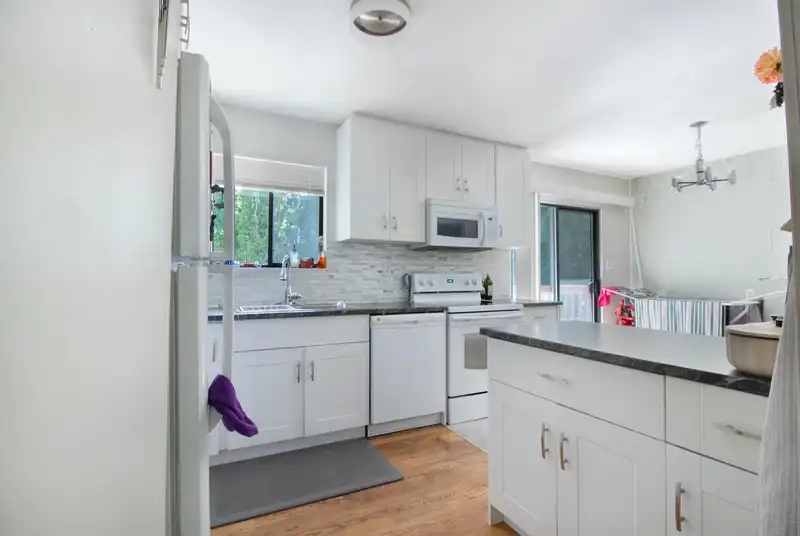 6770 128B STREET - photo 4 of 23