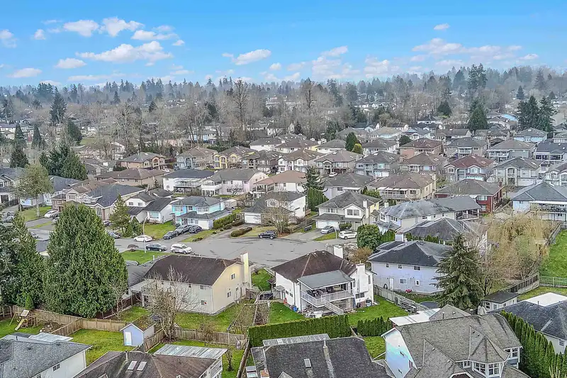 14314 91 AVENUE - photo 4 of 33