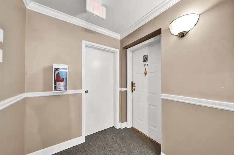 313 9763 140 STREET - photo 2 of 14