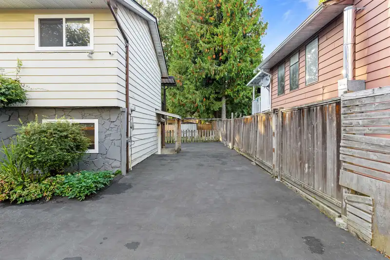 9127 146A STREET - photo 4 of 31
