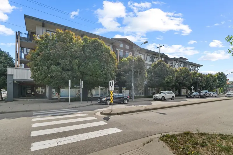 303 288 HAMPTON STREET - photo 2 of 25