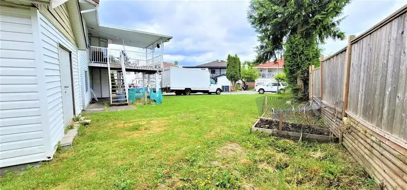 13310 88A AVENUE - photo 4 of 6