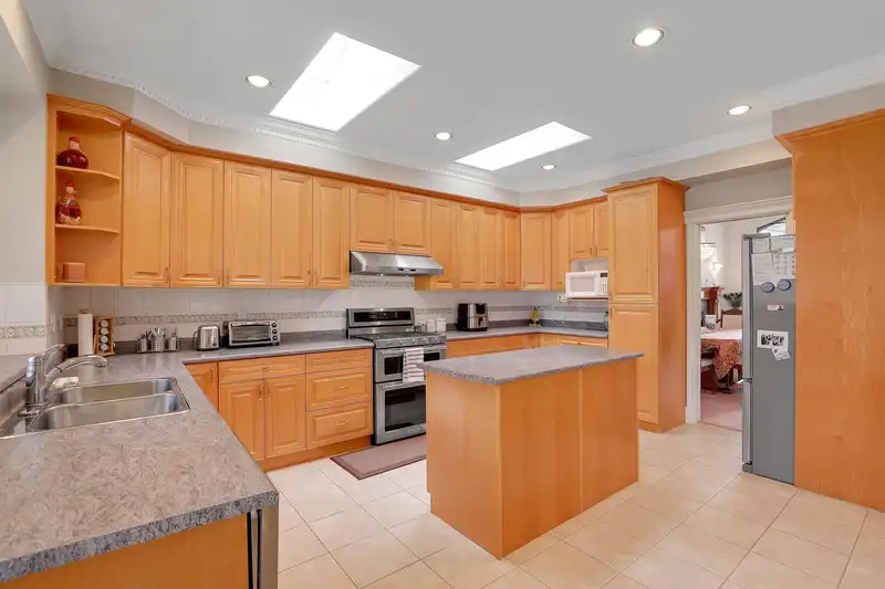 10831 144A STREET - photo 4 of 39