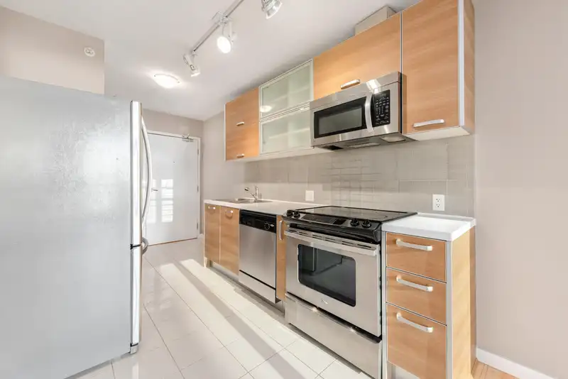 1805 9981 WHALLEY BOULEVARD - photo 2 of 27