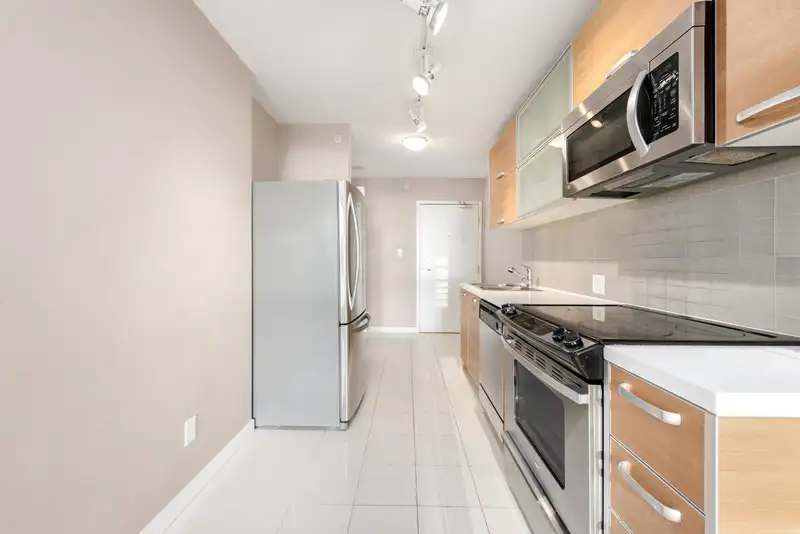 1805 9981 WHALLEY BOULEVARD - photo 3 of 27