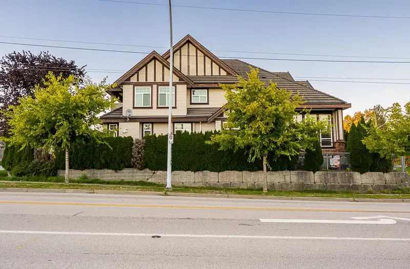 15177 76 AVENUE - photo 2 of 39