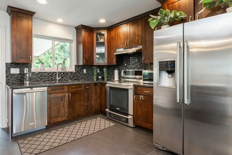 15087 86B AVENUE - photo 3 of 34