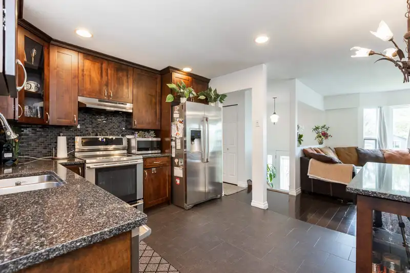 15087 86B AVENUE - photo 4 of 34