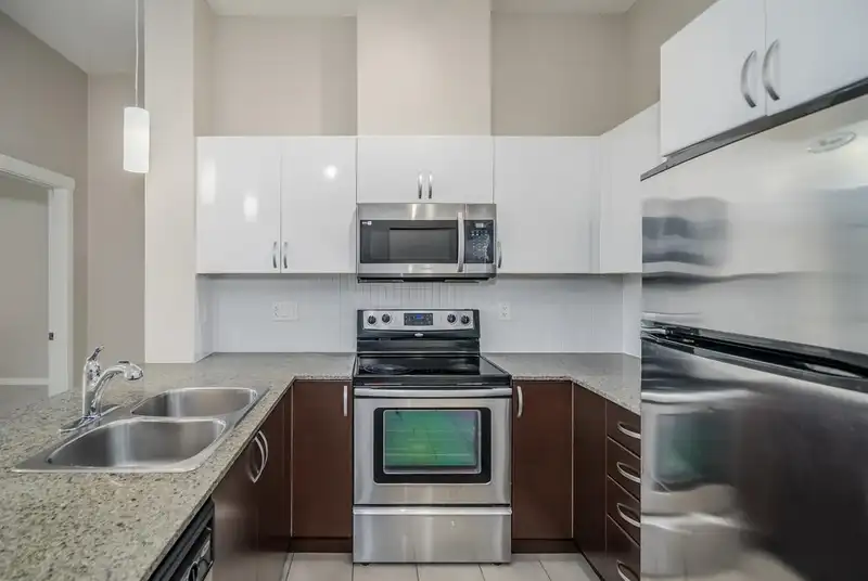 520 13789 107A AVENUE - photo 4 of 12