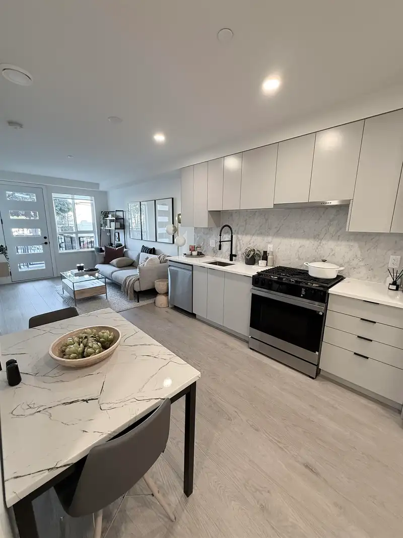 203 13258 105 AVENUE - photo 3 of 25