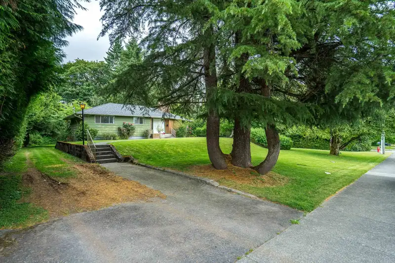 15875 101A AVENUE - photo 2 of 26