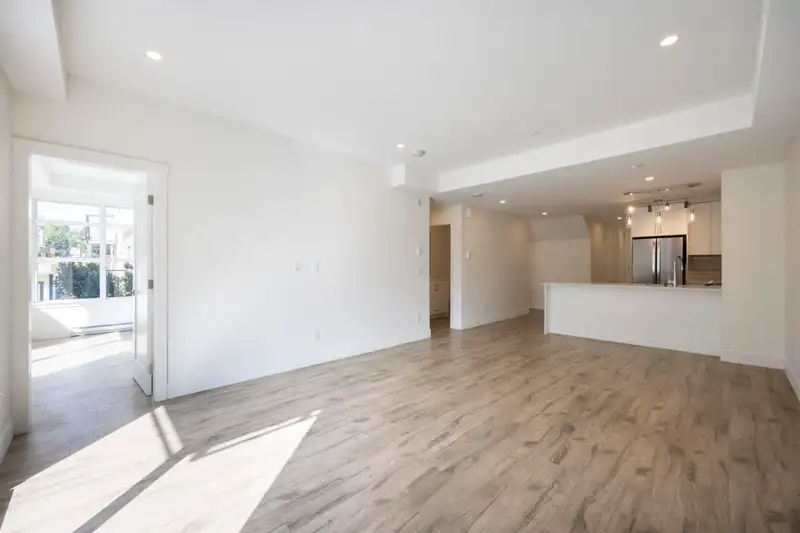 11 6328 KING GEORGE BOULEVARD - photo 3 of 6