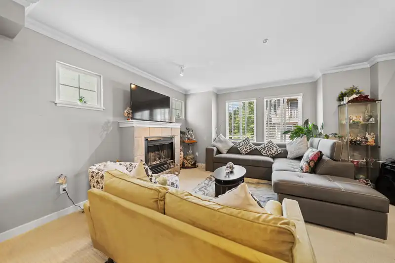 164 12040 68 AVENUE - photo 1 of 31