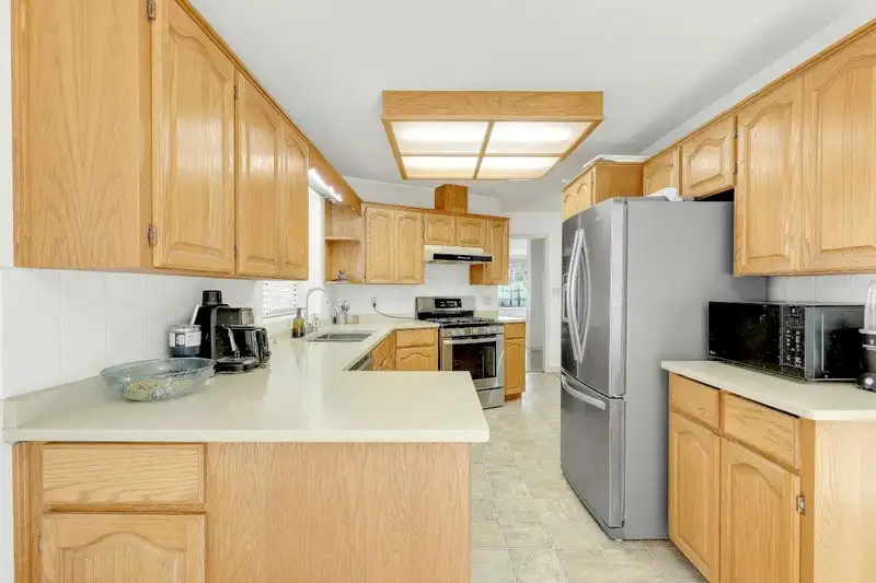 10869 162B STREET - photo 4 of 23