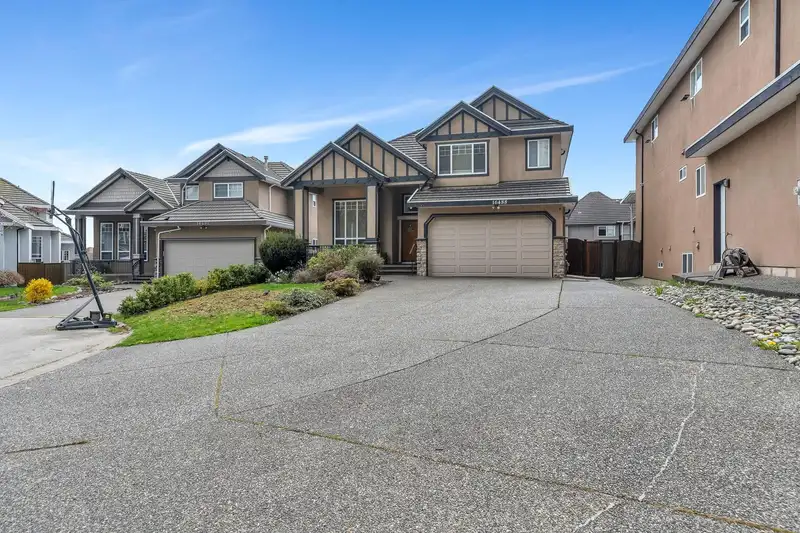 16488 104A AVENUE - photo 2 of 40