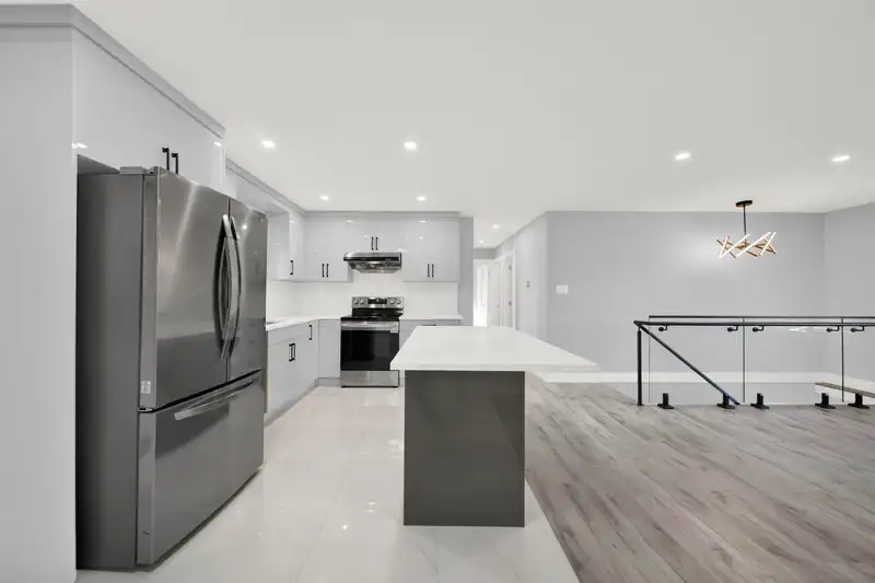 12836 115B AVENUE - photo 3 of 39