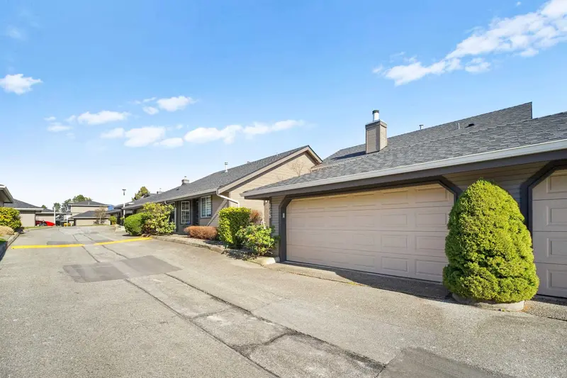 168 1140 CASTLE CRESCENT - photo 3 of 25