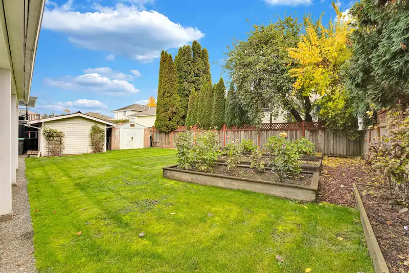 8896 140B STREET - photo 4 of 40