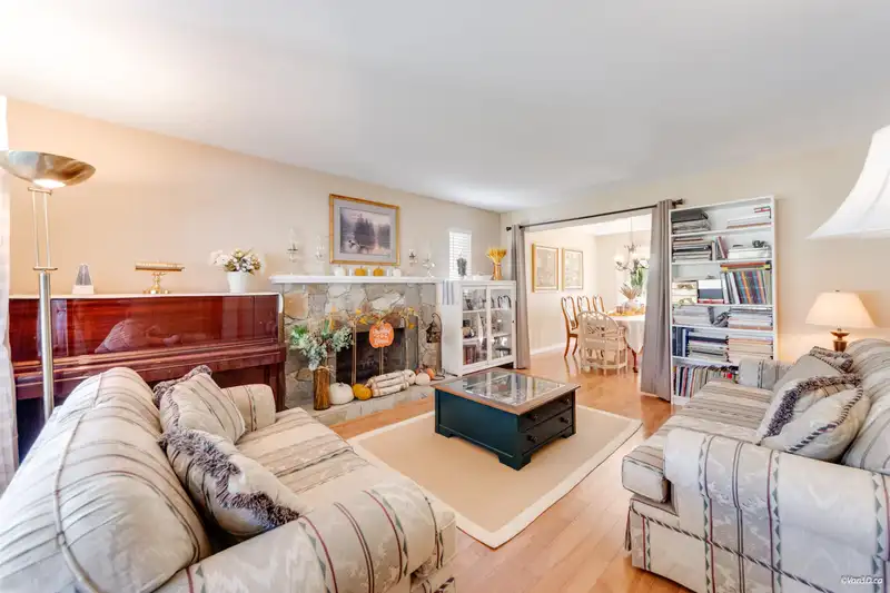 15486 94 AVENUE - photo 4 of 31