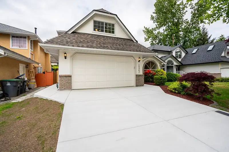 10943 160A STREET - photo 3 of 40