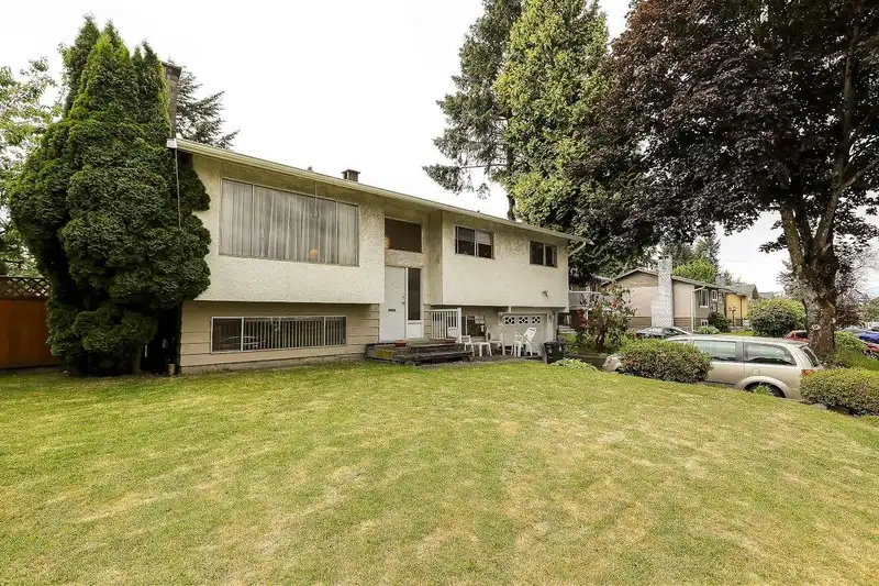 15138 ROBIN CRESCENT - photo 1 of 39