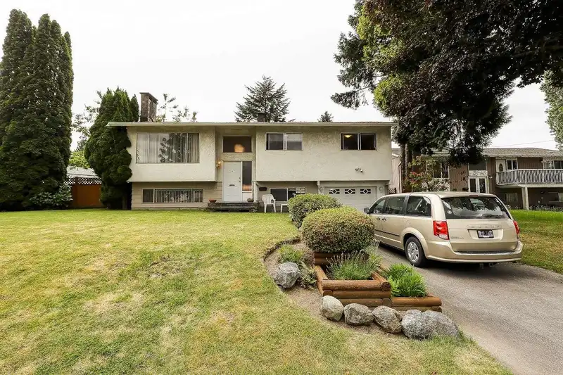 15138 ROBIN CRESCENT - photo 2 of 39
