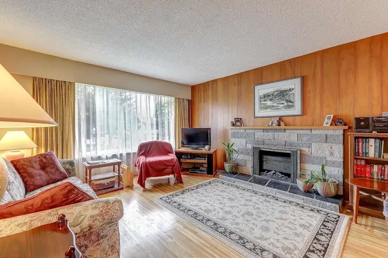15138 ROBIN CRESCENT - photo 3 of 39