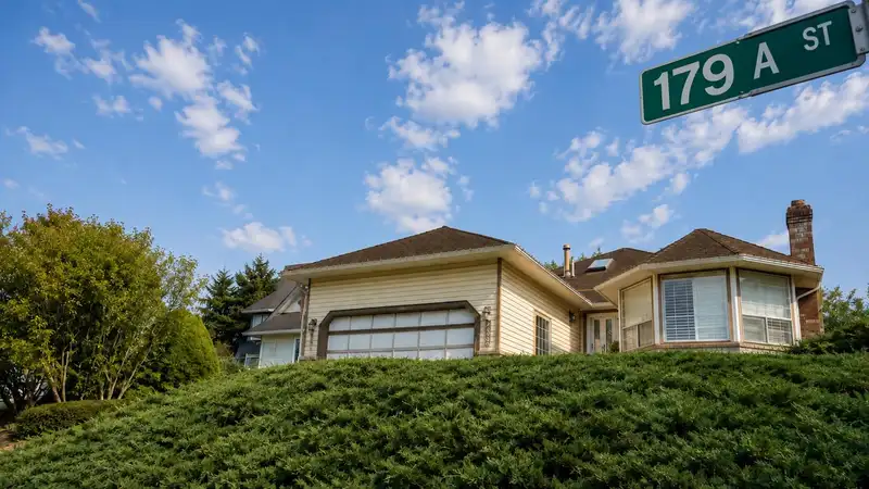 6470 179A STREET - photo 4 of 32
