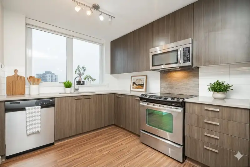 2709 13325 102A AVENUE - photo 2 of 38