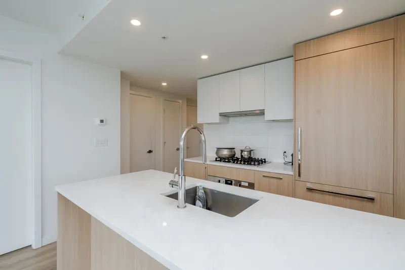 1607 9675 KING GEORGE BOULEVARD - photo 4 of 25