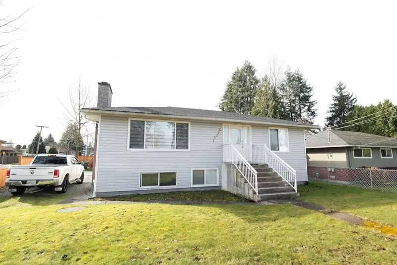 12390 96 AVENUE - photo 4 of 5