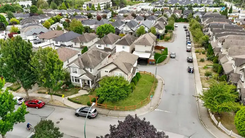 14850 57 AVENUE - photo 1 of 25