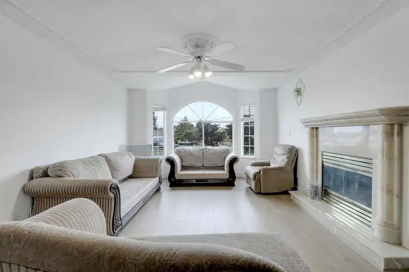 6832 127A STREET - photo 3 of 25