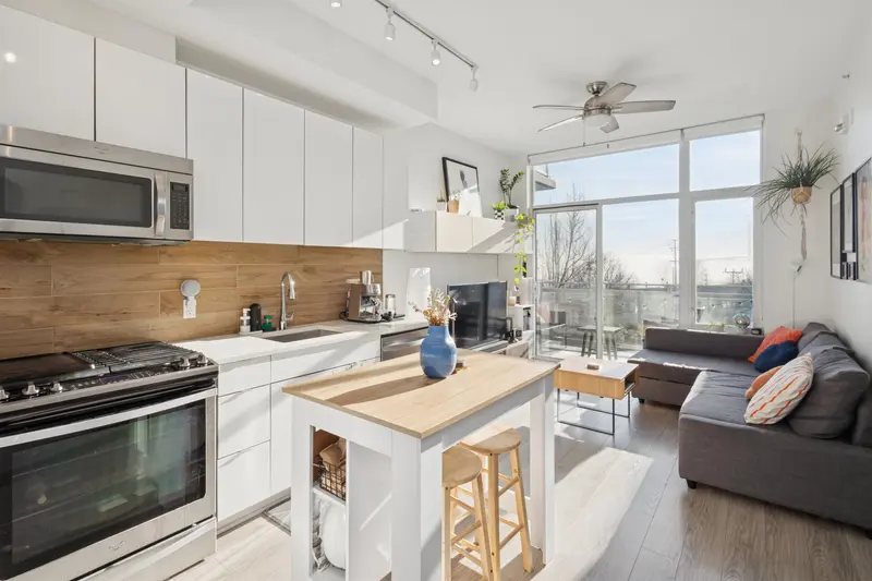 208 200 NELSON'S CRESCENT - photo 2 of 23