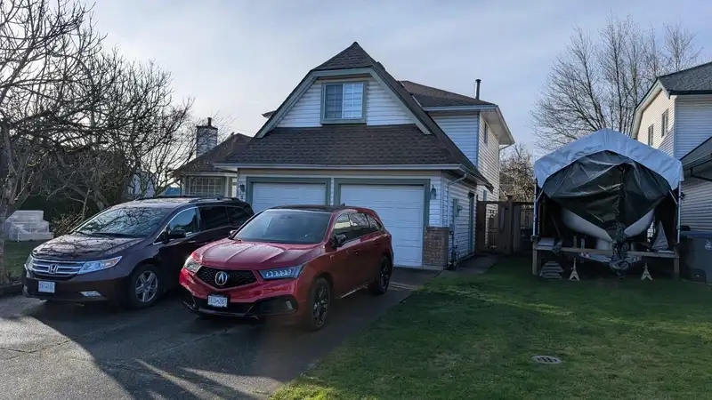 8009 165 STREET - photo 2 of 4