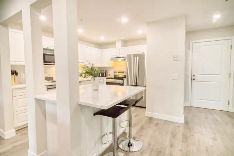 410 15895 84 AVENUE - photo 3 of 10