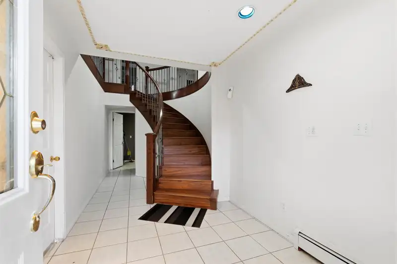 7076 122A STREET - photo 2 of 40