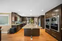 5686 125A STREET - thumbnail 2