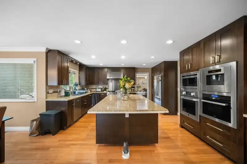 5686 125A STREET - photo 2 of 33