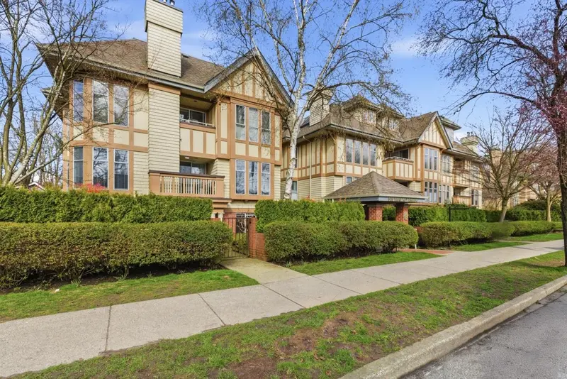 W206 639 W 14TH AVENUE - photo 3 of 25