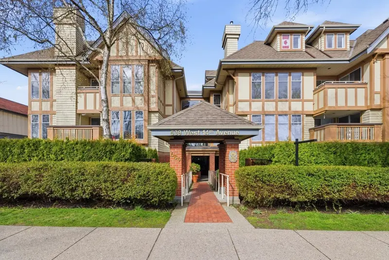 W206 639 W 14TH AVENUE - photo 4 of 25