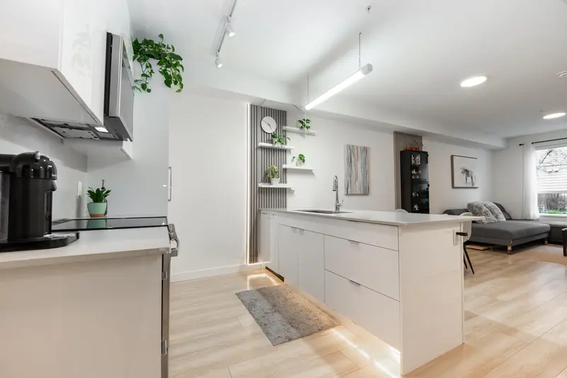 105 11913 BURNETT STREET - photo 2 of 20