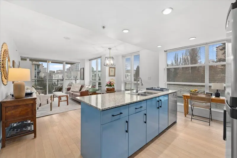 708 188 E ESPLANADE - photo 2 of 25