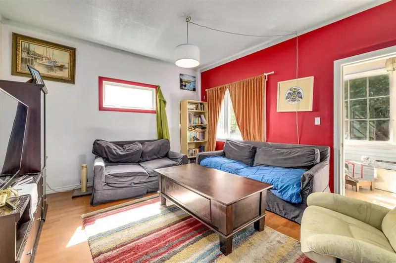 112 TENTH AVENUE - photo 3 of 6