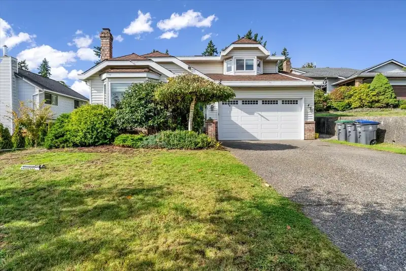 7827 167A STREET - photo 3 of 24