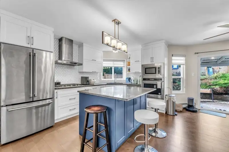 7827 167A STREET - photo 4 of 24