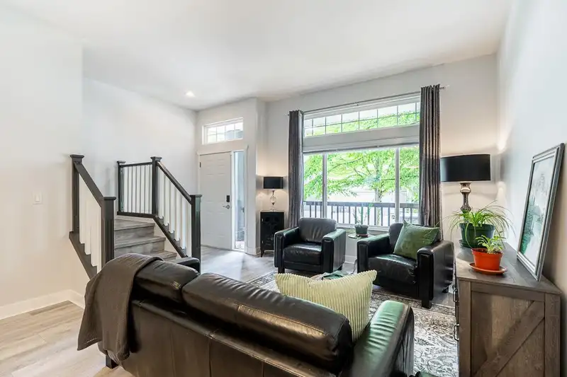 6125 150A STREET - photo 3 of 34